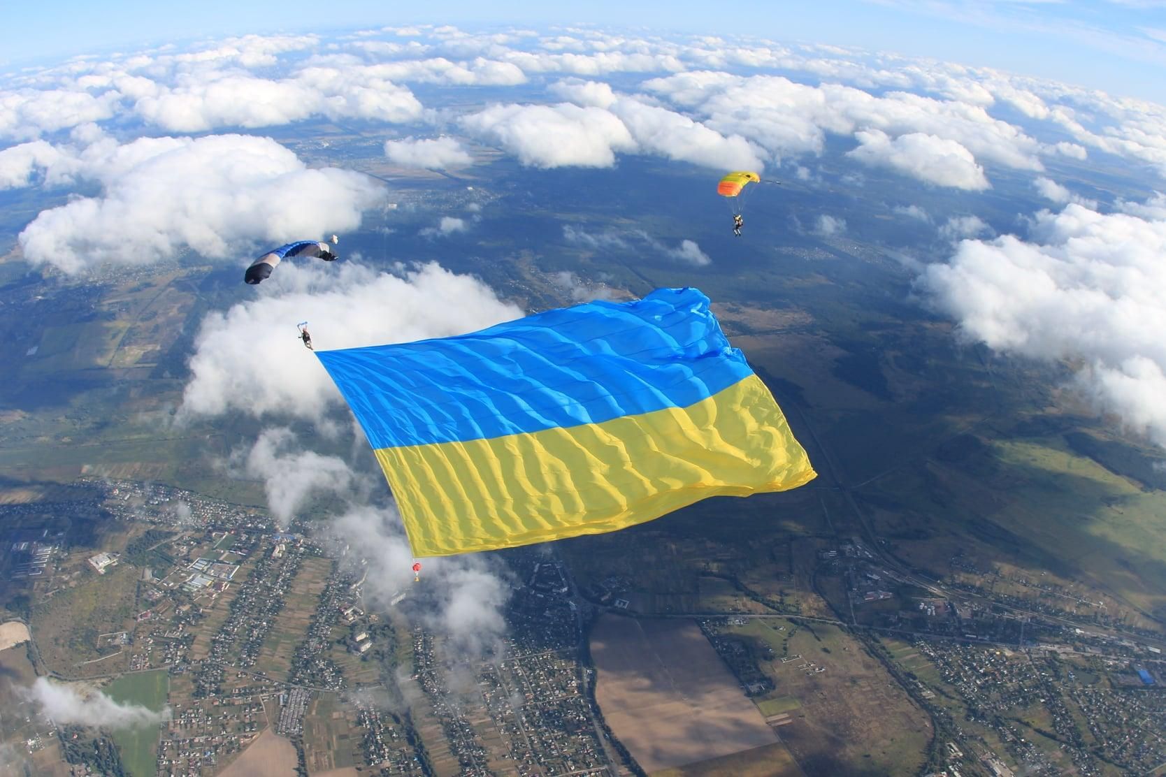 Украинский военный установил рекорд с национальным флагом в небе: яркое фото