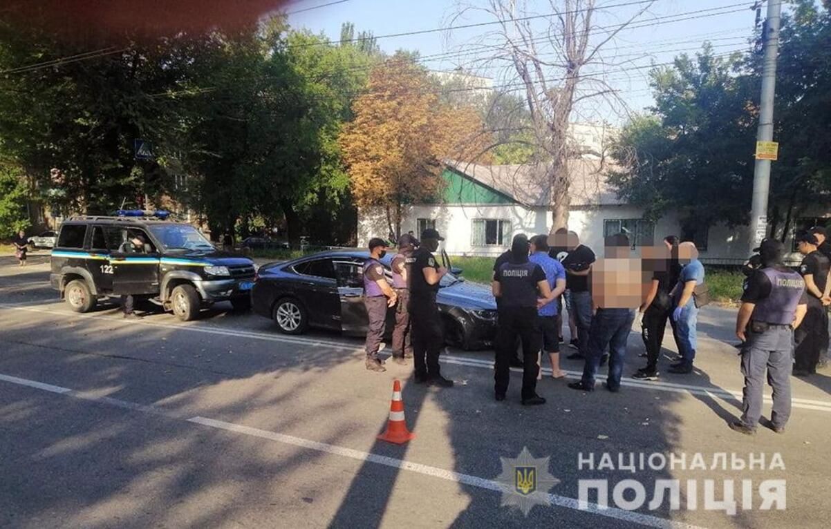 Травмировали 5 человек: в Запорожье двое мужчин посреди города устроили стрельбу