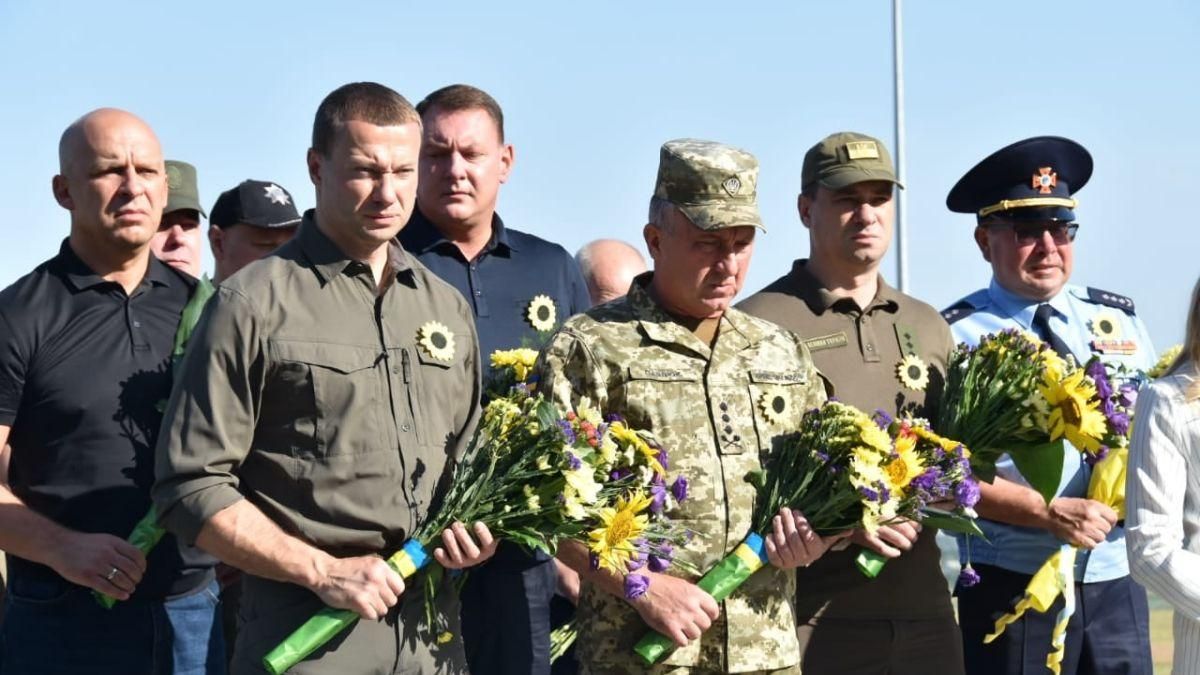 Не маємо права забувати, – у районі ООС вшанували пам'ять загиблих героїв - Україна новини - 24 Канал