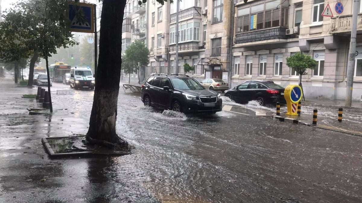 На Киев надвинулась гроза: столицу затопило, заливать будет до конца суток