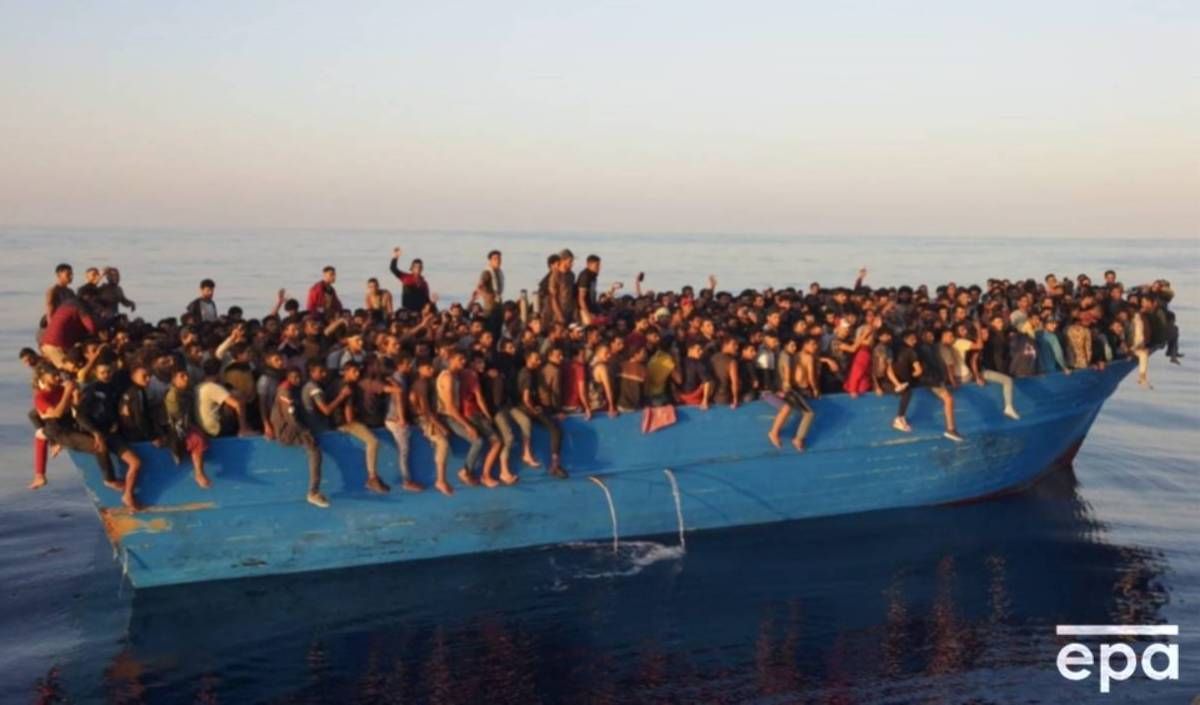 500 людей у рибальському човні: біля Італії врятували величезну кількість мігрантів - 24 Канал