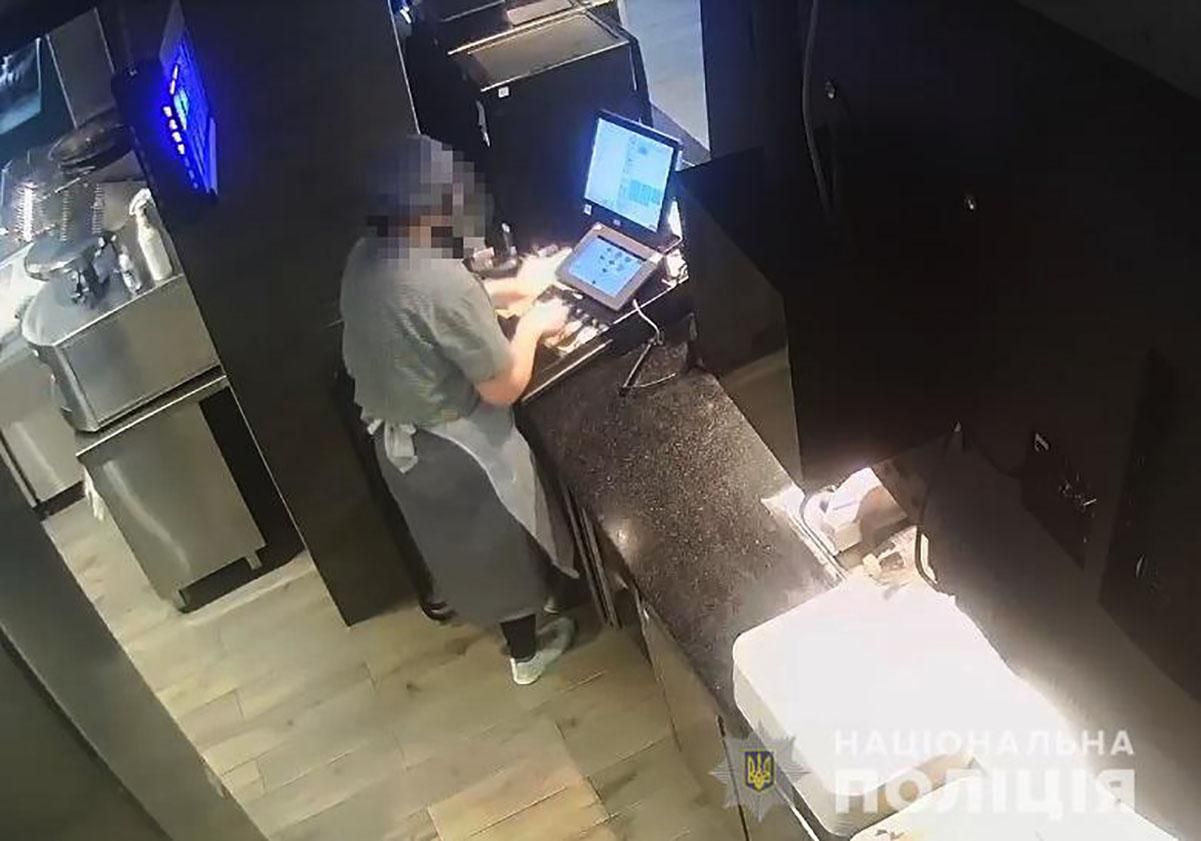 Афера с "возвратом" товара: в Киеве кассирша воровала деньги в супермаркете Афера с "возвратом" товара: в Киеве кассирша воровала деньги в супермаркете