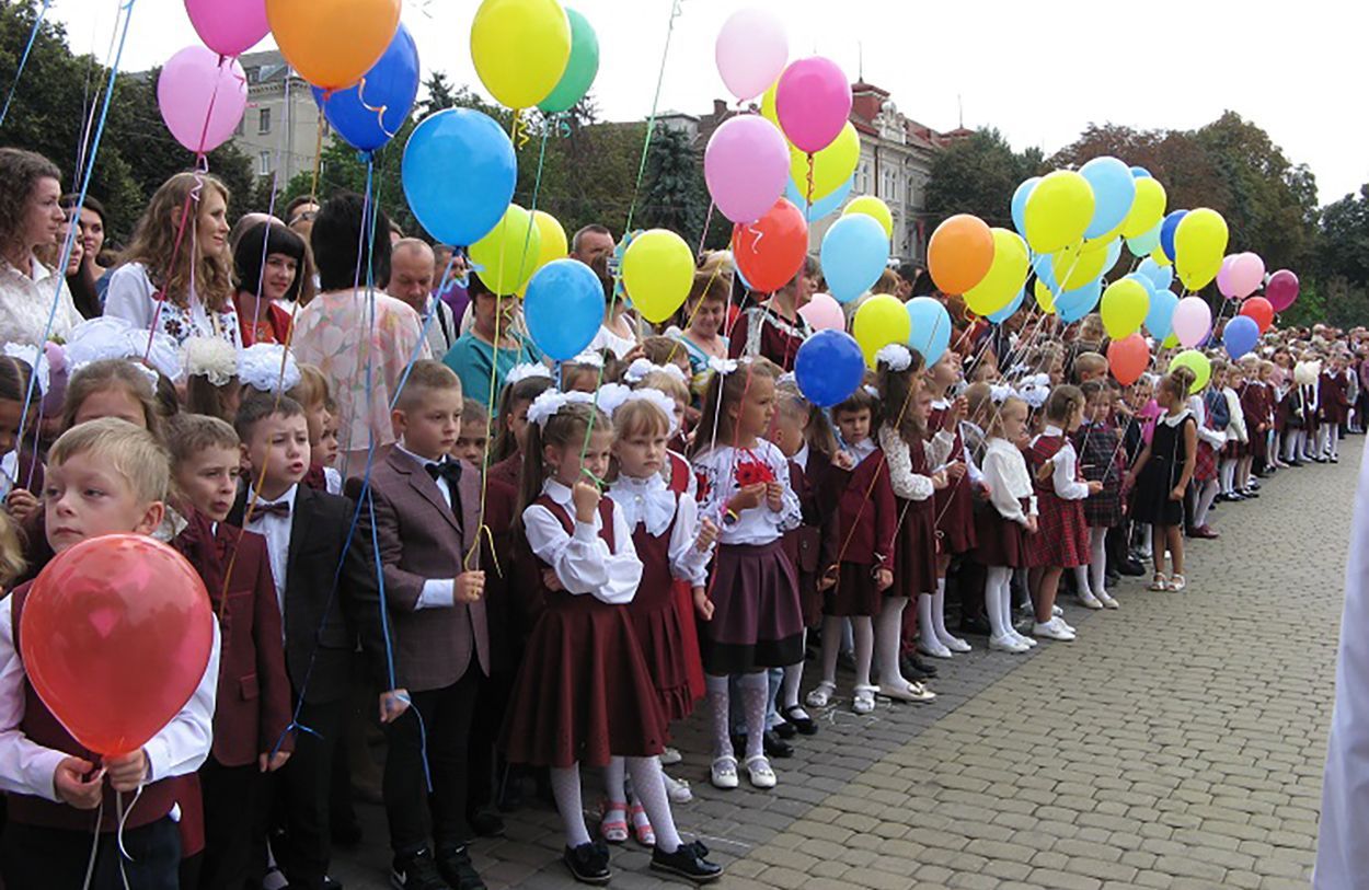 Як школам провести лінійку на 1 вересня: важливі рекомендації МОЗ - Україна новини - Освіта