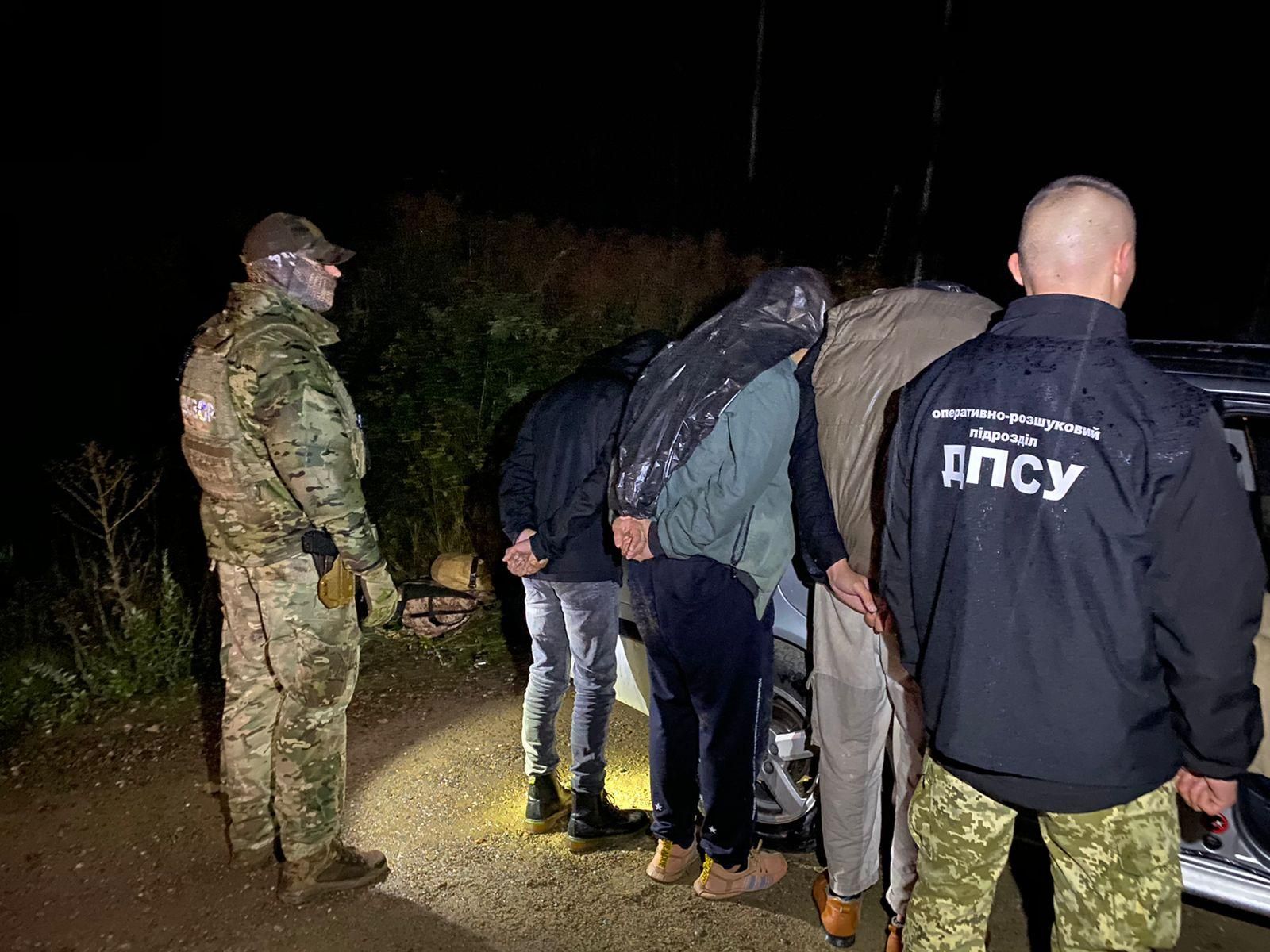 На Буковині прикордонники затримали нелегалів з Афганістану й Пакистану: відео з місця події - Україна новини - 24 Канал На Буковині прикордонники затримали нелегалів з Афганістану й Пакистану: відео з місця події - Україна новини - 24 Канал