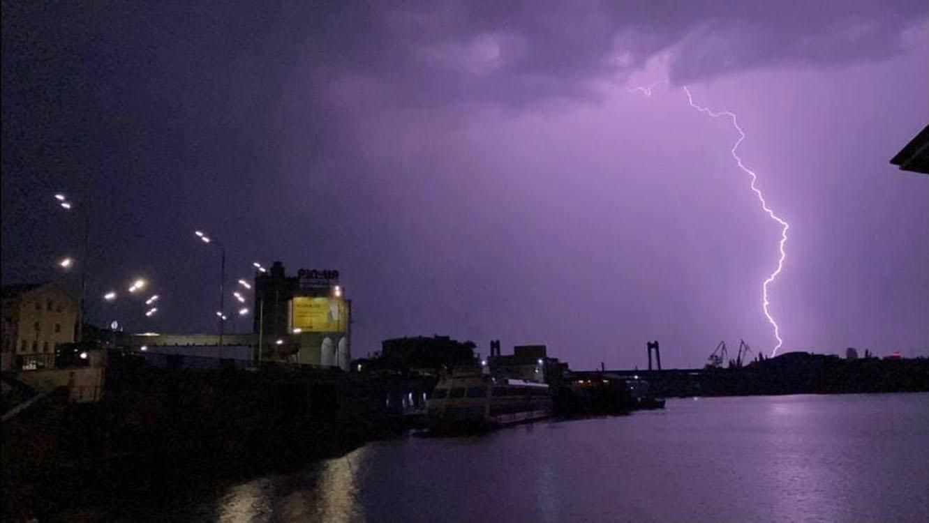 Ночная красота молний: киевляне в сети поделились невероятными фото Ночная красота молний: киевляне в сети поделились невероятными фото