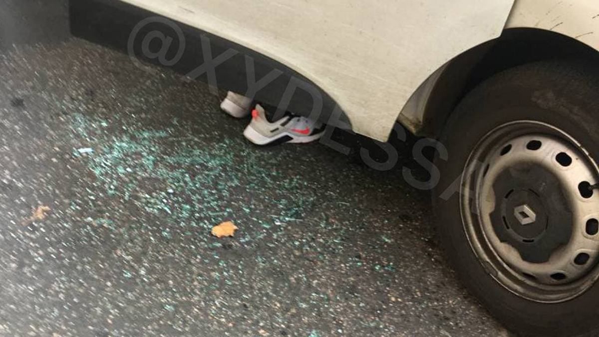 Спасали полицейского: одесситы побили служебное авто – фото с места