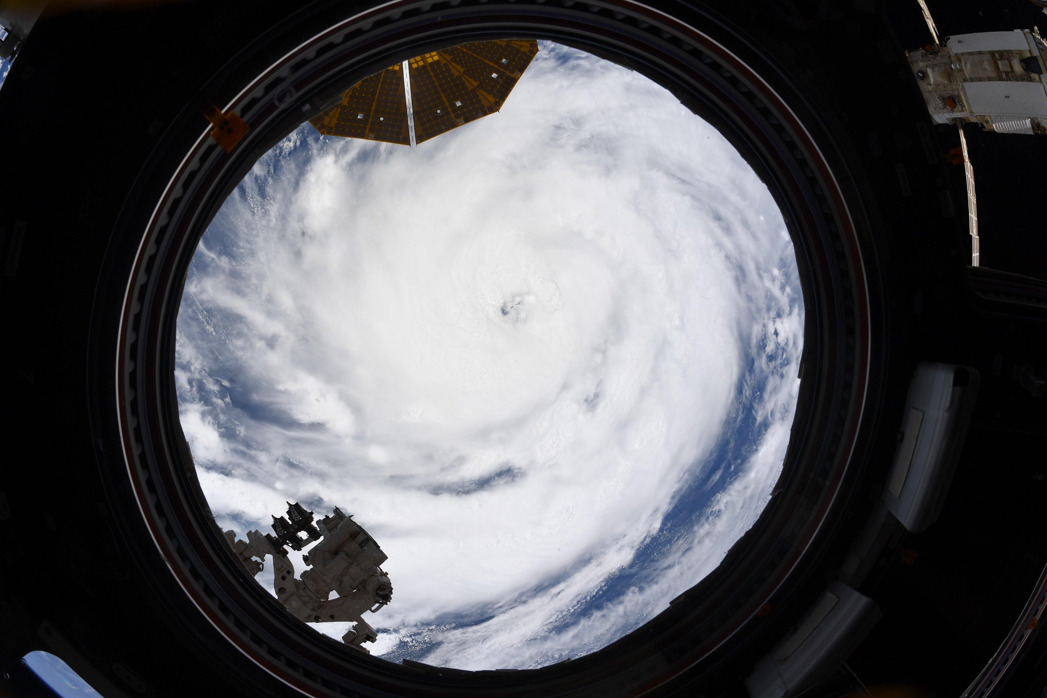 Астронавт "зазирнув" в "очі" урагану Іда з космосу: неймовірні фото - Новини технологій - Техно