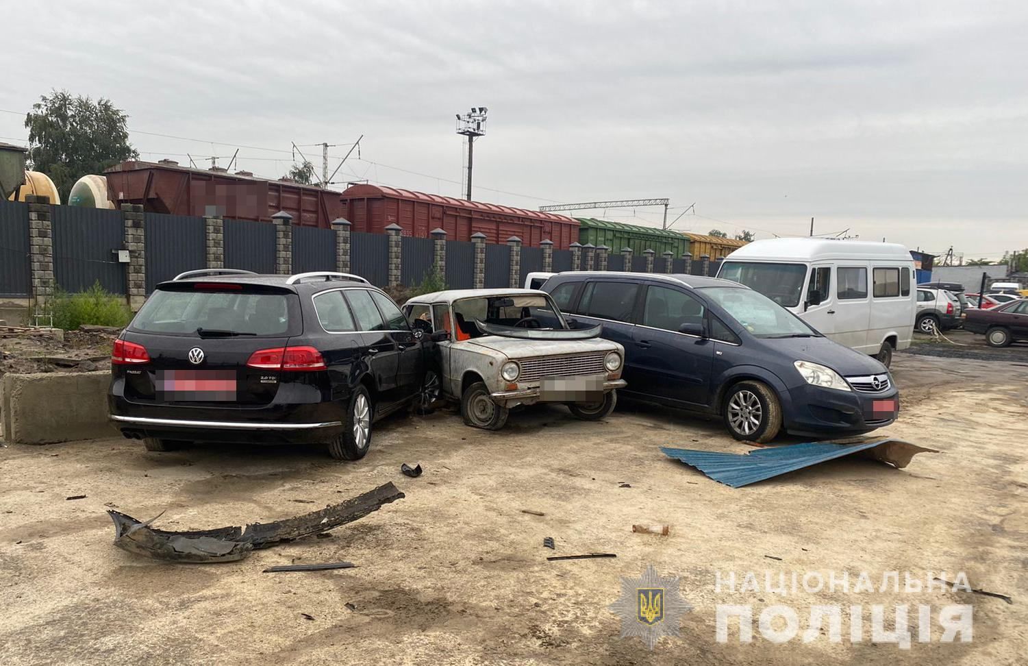 На украденном авто шефа: в Луцке пьяный автомойщик влетел в забор и разбил еще 2 машины На украденном авто шефа: в Луцке пьяный автомойщик влетел в забор и разбил еще 2 машины