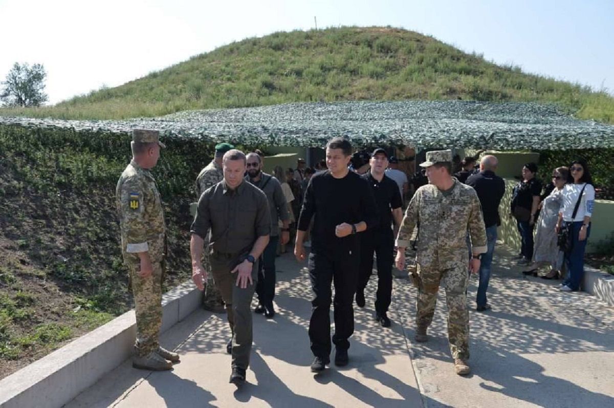 Украина не будет молчать на обстрелы боевиков, – Разумков приехал на Донбасс