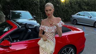 В белом платье в горошек: Эльза Хоск позирует на фоне красного кабриолета – эффектное фото