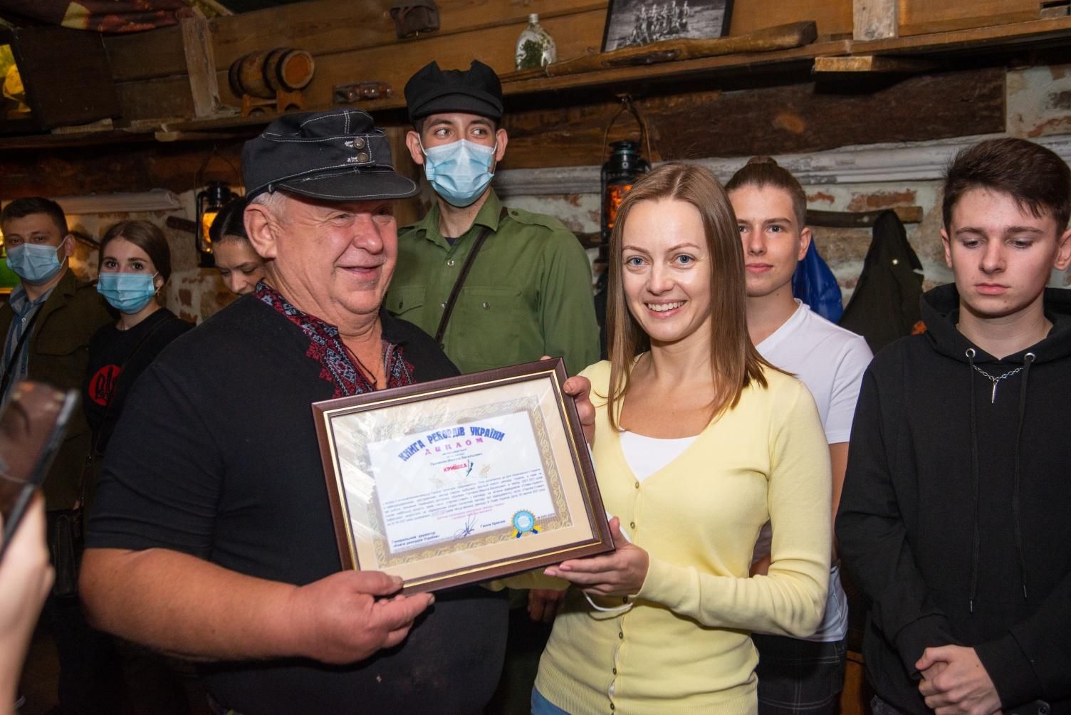 Швейцар львівського ресторану "Криївка" потрапив у Книгу рекордів України - Новини Львів - Львів Швейцар львівського ресторану "Криївка" потрапив у Книгу рекордів України - Новини Львів - Львів