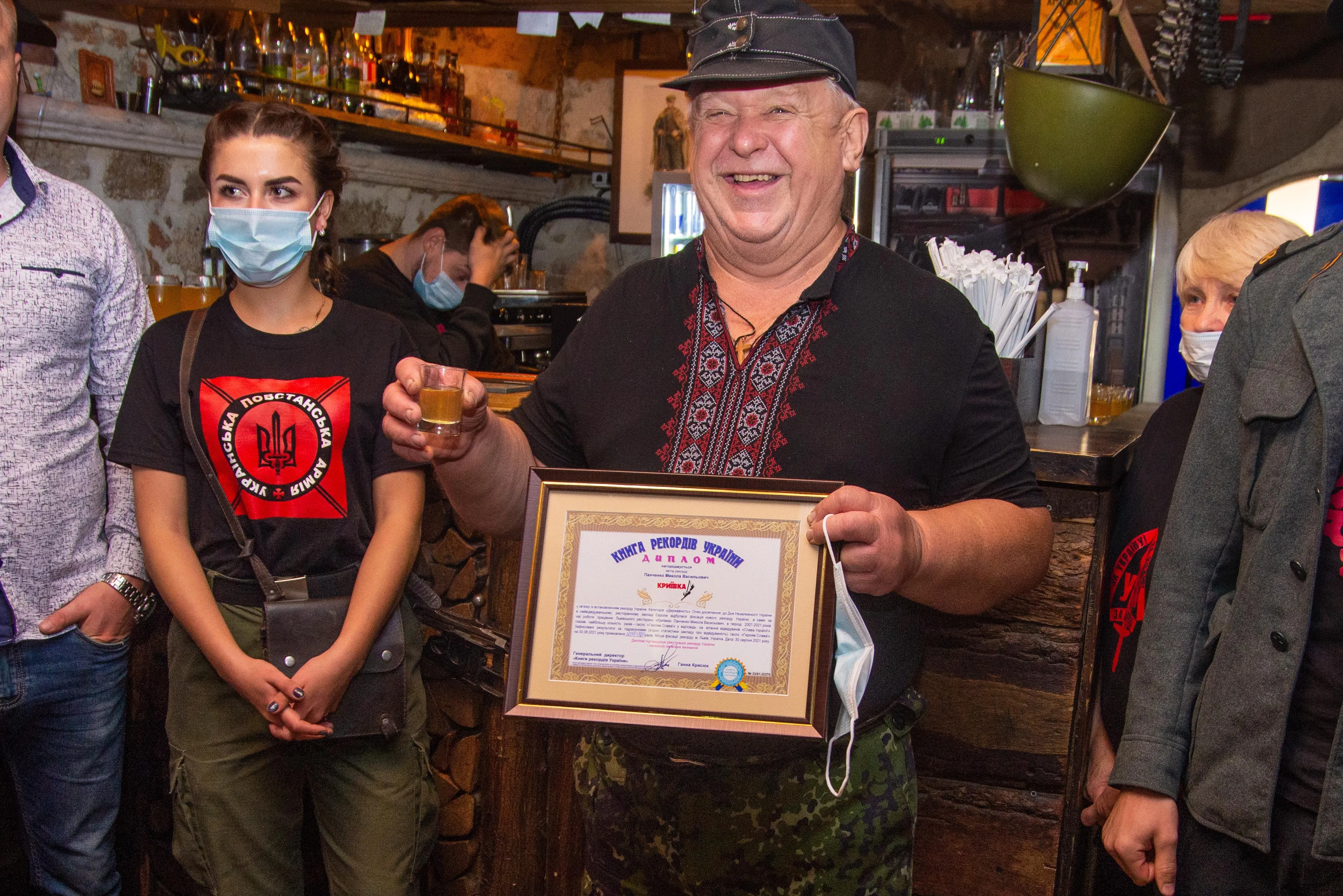 Швейцар львівського ресторану Криївка потрапив у Книгу рекордів України Швейцар львівського ресторану Криївка потрапив у Книгу рекордів України