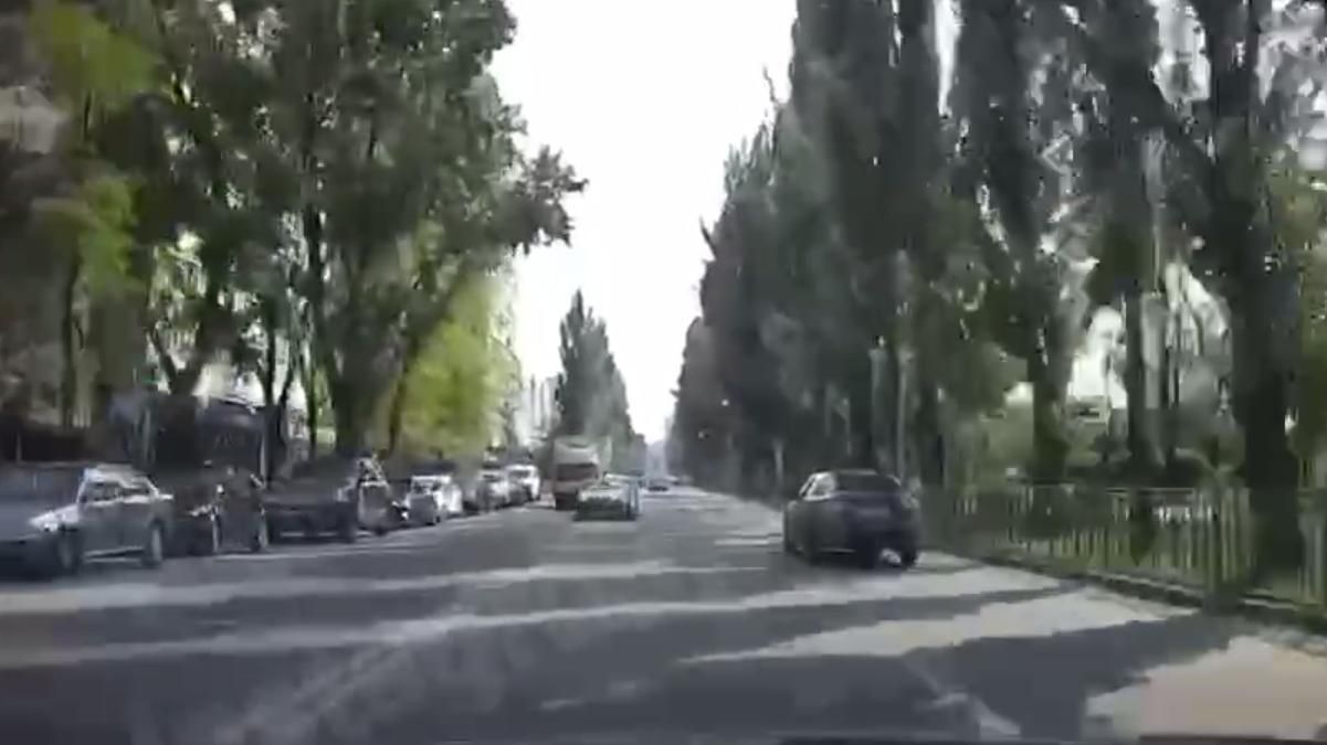 В Киеве таксист Bolt гонял по встречке через двойную сплошную: эпическое видео В Киеве таксист Bolt гонял по встречке через двойную сплошную: эпическое видео