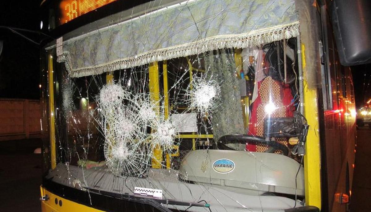 В Киеве пьяные молодые люди забросали камнями троллейбус