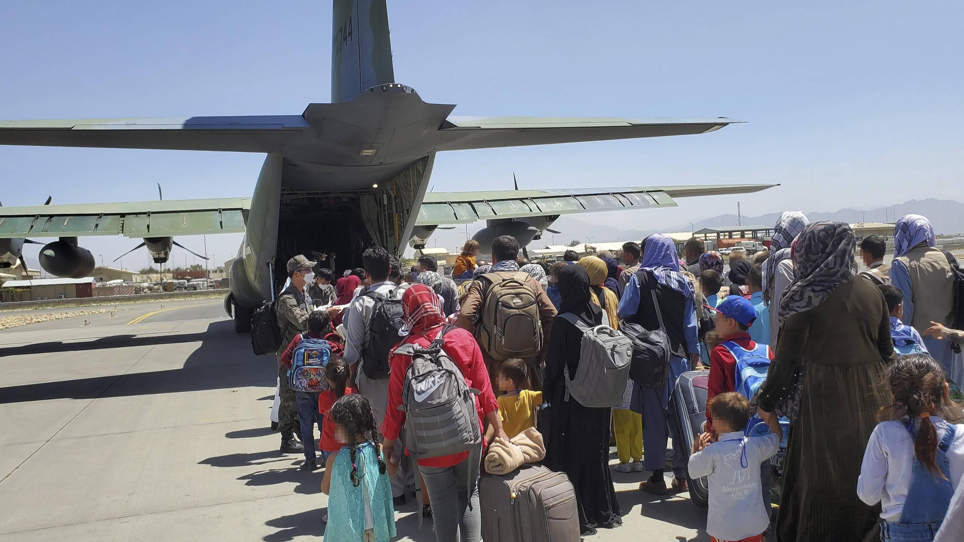 Таліби вичікують останню добу, – журналіст про напругу в аеропорті Кабула - Україна новини - 24 Канал