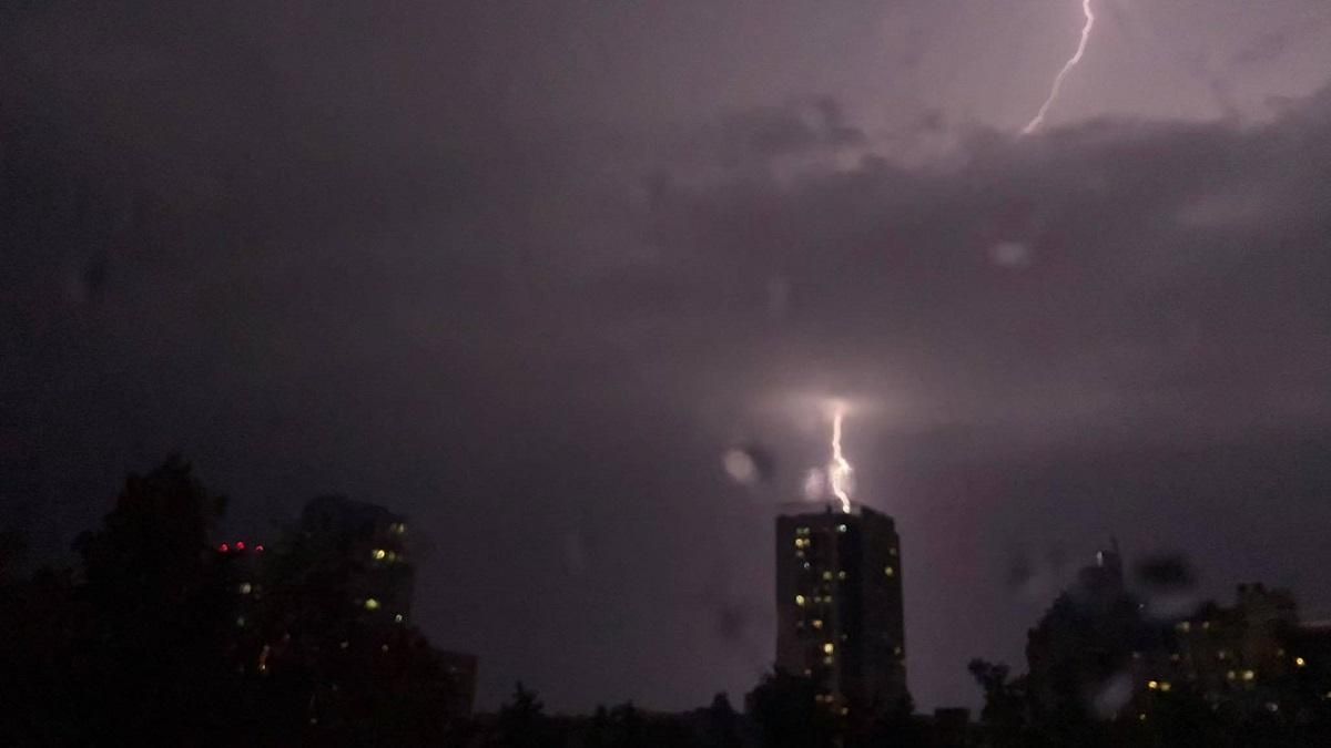 Киев накрыла непогода: град, гроза, поваленные деревья и пожар из-за молнии – яркие видео Киев накрыла непогода: град, гроза, поваленные деревья и пожар из-за молнии – яркие видео