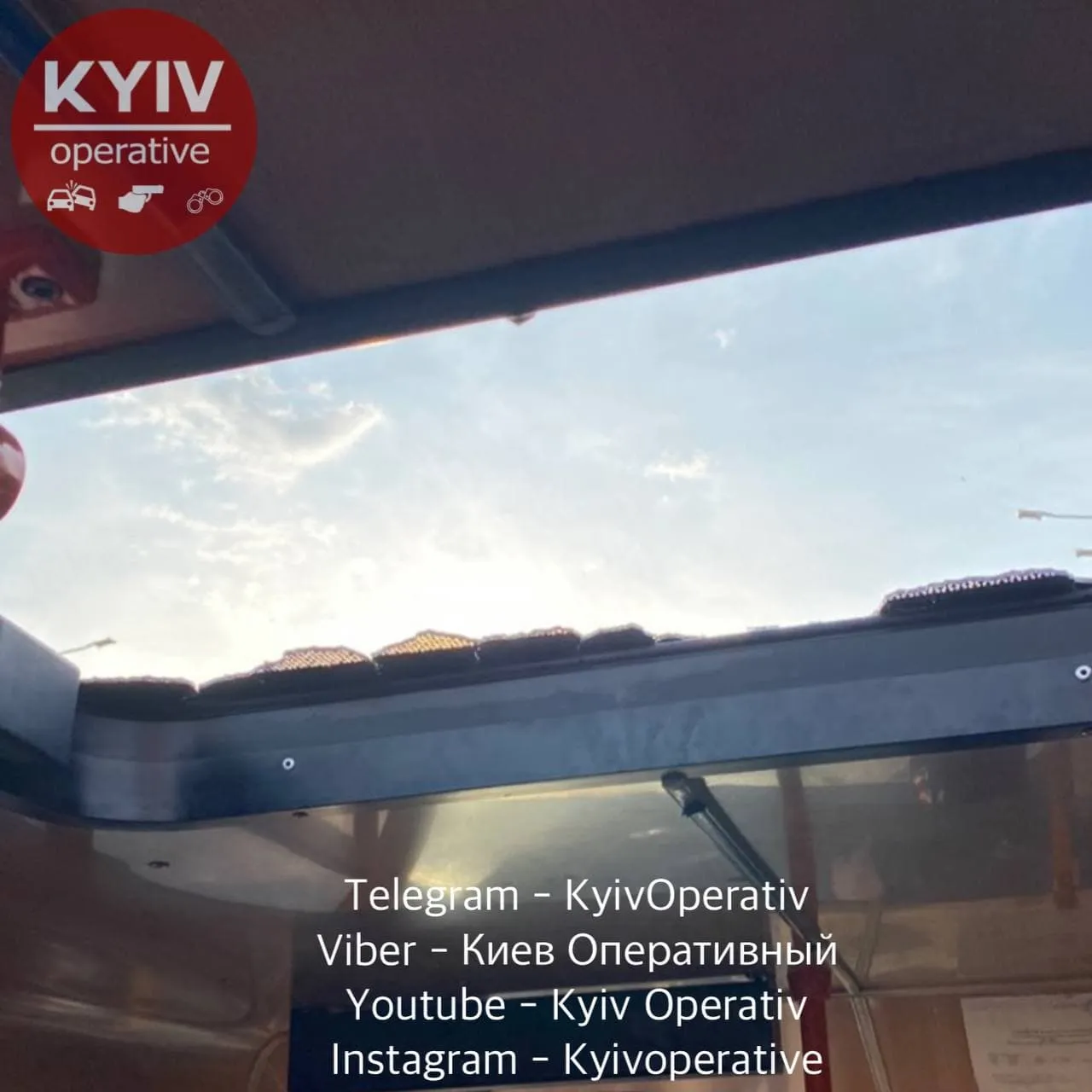 у маршрутці Київ - Буча зламався люк у маршрутці Київ - Буча зламався люк