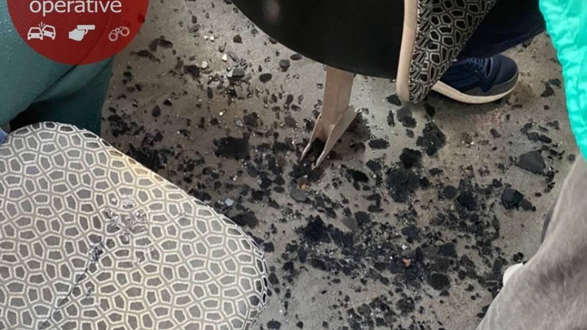 В Киеве в маршрутке на пассажиров упало стекло люка, водитель даже не остановился: жуткие фото В Киеве в маршрутке на пассажиров упало стекло люка, водитель даже не остановился: жуткие фото