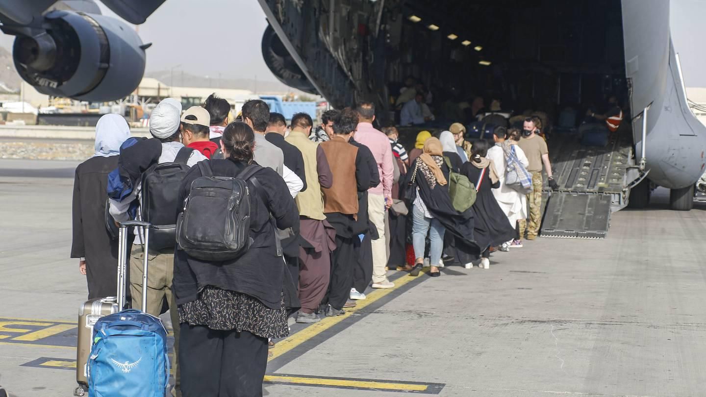 Залишилась доба: США не припиняють евакуацію своїх людей з Афганістану – Голос Америки - 24 Канал Залишилась доба: США не припиняють евакуацію своїх людей з Афганістану – Голос Америки - 24 Канал