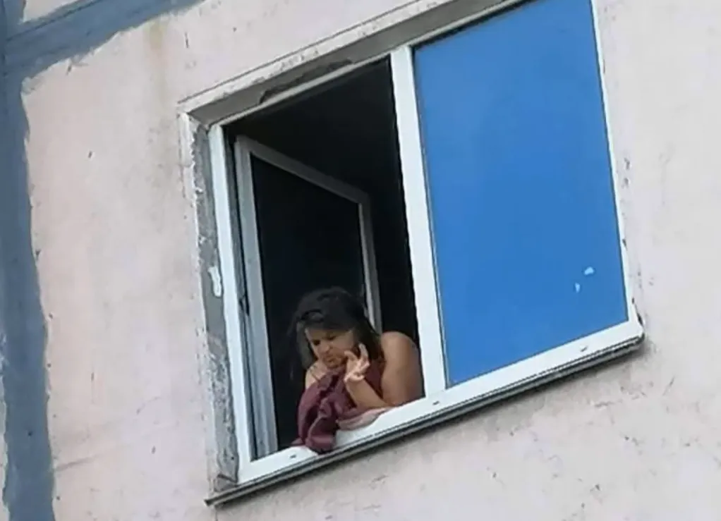 Жінка Київ Збирає сміття Вдома Викидає через вікно 30 серпня 2021 Жінка Київ Збирає сміття Вдома Викидає через вікно 30 серпня 2021