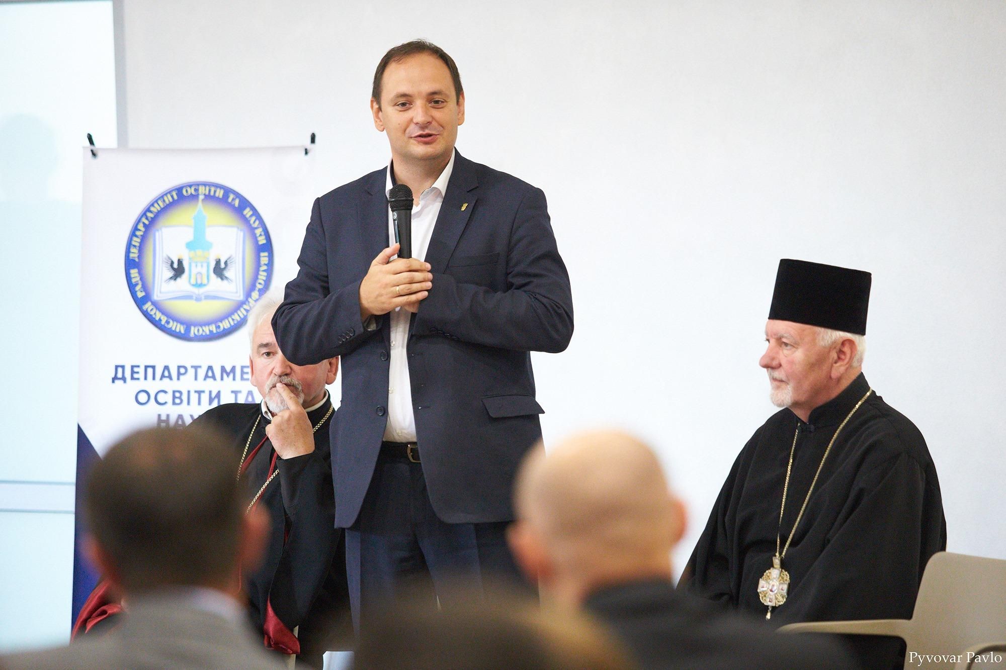 У школах Івано-Франківська ввели християнську етику: чи можуть учні відмовитися - Новини Івано-Франківська сьогодні - Освіта У школах Івано-Франківська ввели християнську етику: чи можуть учні відмовитися - Новини Івано-Франківська сьогодні - Освіта