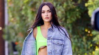 Роскошная Меган Фокс показывает, как сочетать деним и неон в одном образе: эффектные фото