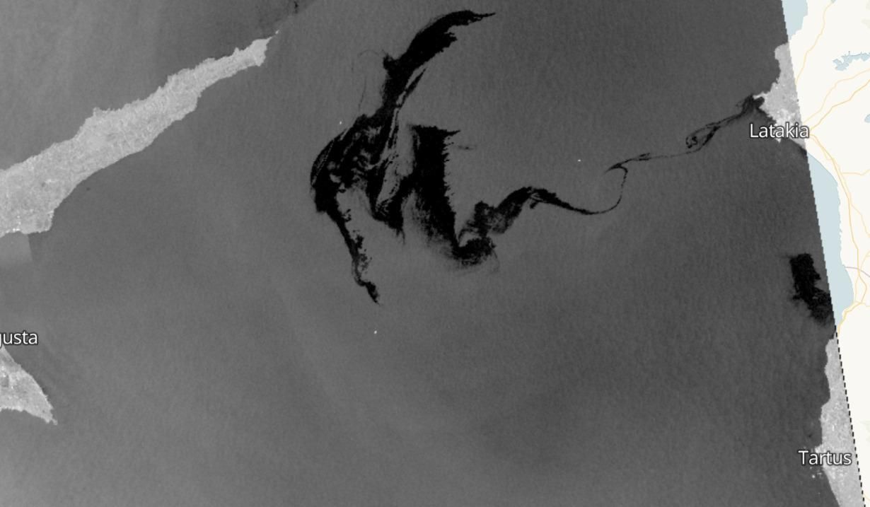 На нафтопереробному заводі у Сирії – витік: велика пляма рухається в напрямку Кіпру - нафта новини - 24 Канал На нафтопереробному заводі у Сирії – витік: велика пляма рухається в напрямку Кіпру - нафта новини - 24 Канал