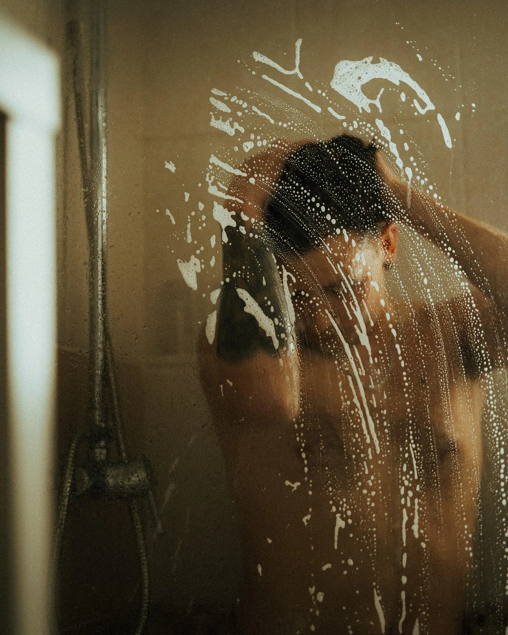 Як правильно мити голову чоловікові