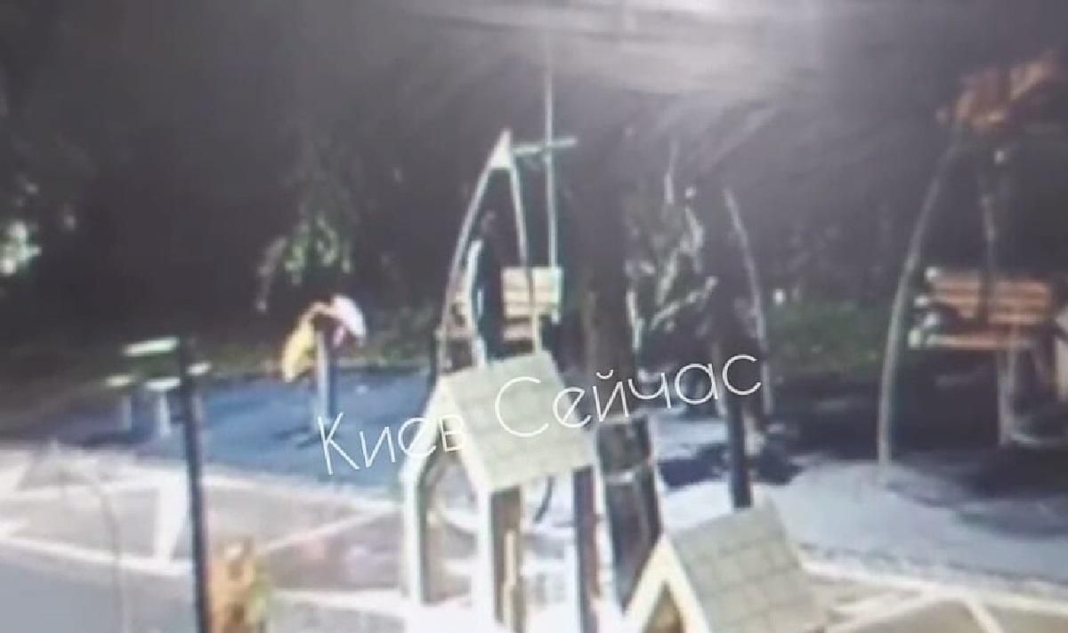 Зламали гойдалки та вирвали лавку: в Києві підлітки "культурно" відпочили у фітнес-парку - Новини Києва - Київ Зламали гойдалки та вирвали лавку: в Києві підлітки "культурно" відпочили у фітнес-парку - Новини Києва - Київ