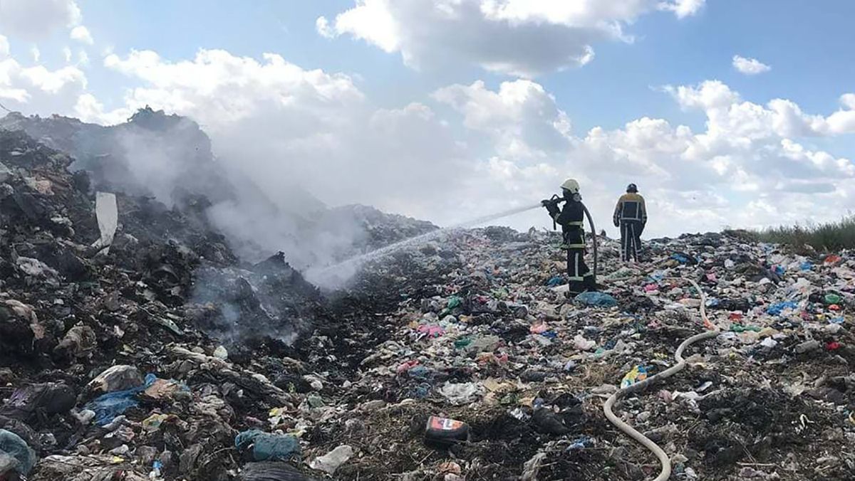 На Одещині спалахнуло сміттєзвалище: назвали ймовірну причину – відео та фото пожежі - Україна новини - 24 Канал
