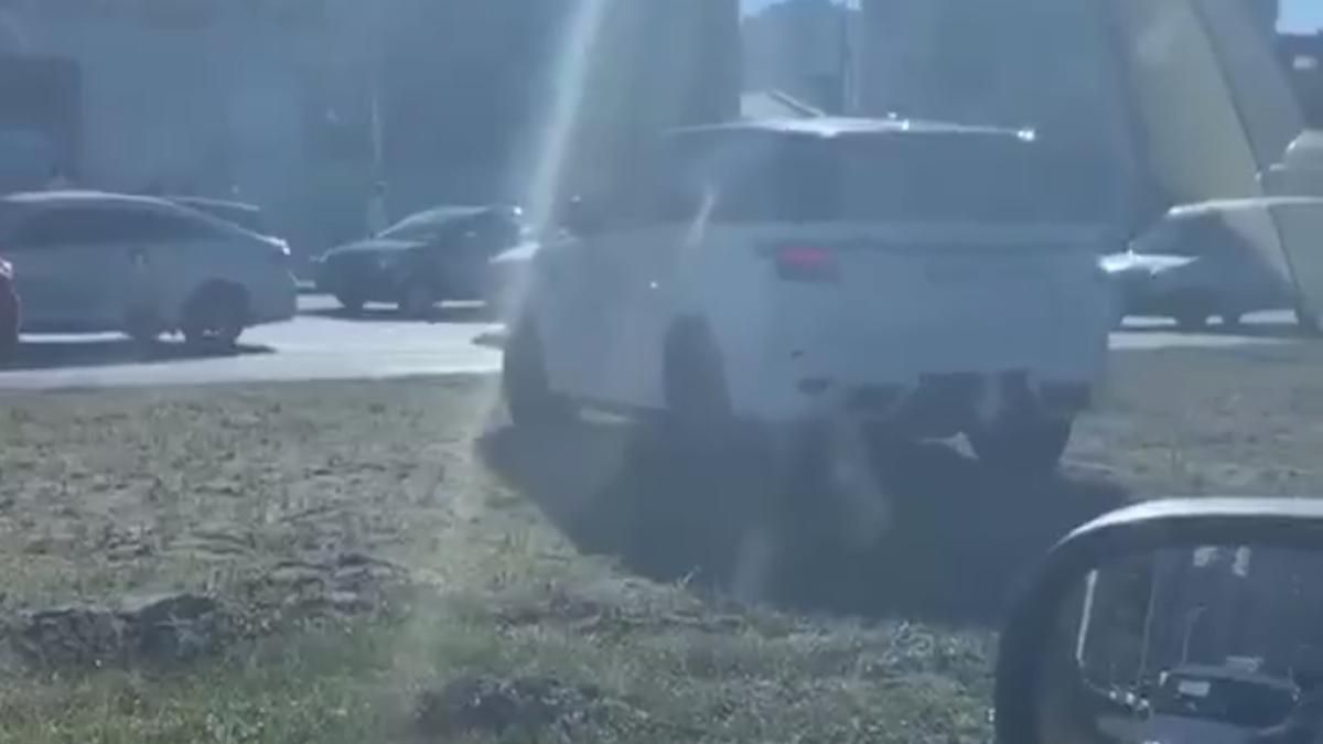 Щоб не стояти на світлофорі: у Києві власник елітного Range Rover катався зеленою зоною - Київ Щоб не стояти на світлофорі: у Києві власник елітного Range Rover катався зеленою зоною - Київ