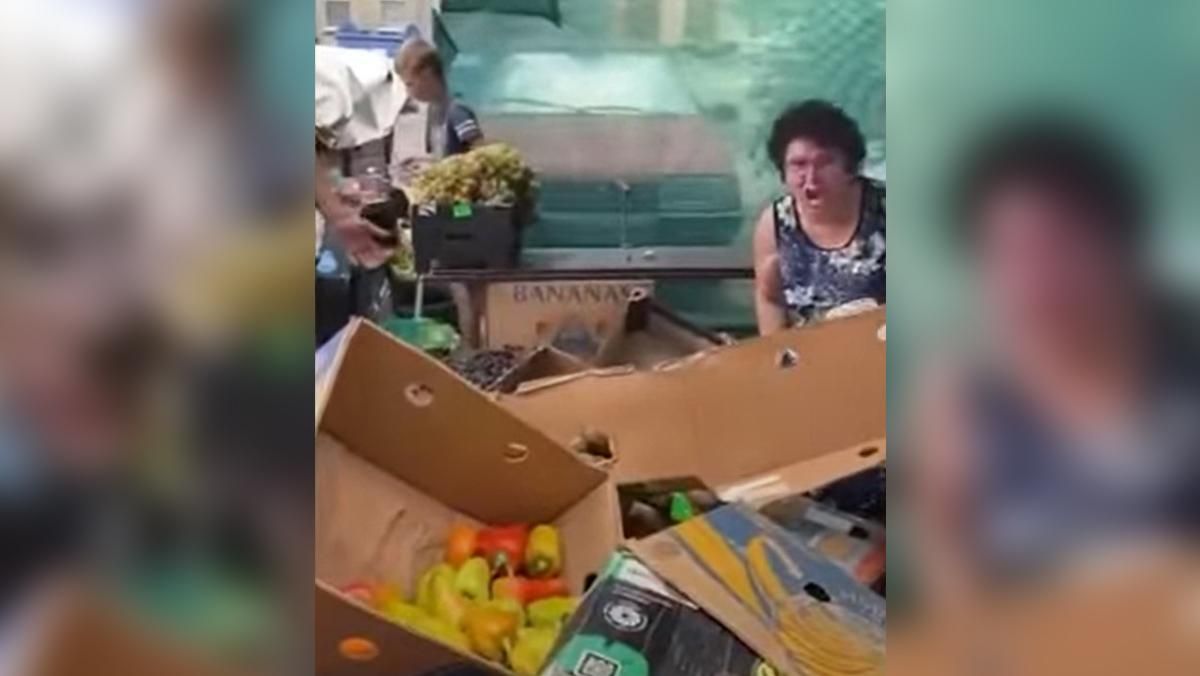 Перекидывала товар и угрожала: агрессивная одесситка разгромила овощную лавку Перекидывала товар и угрожала: агрессивная одесситка разгромила овощную лавку