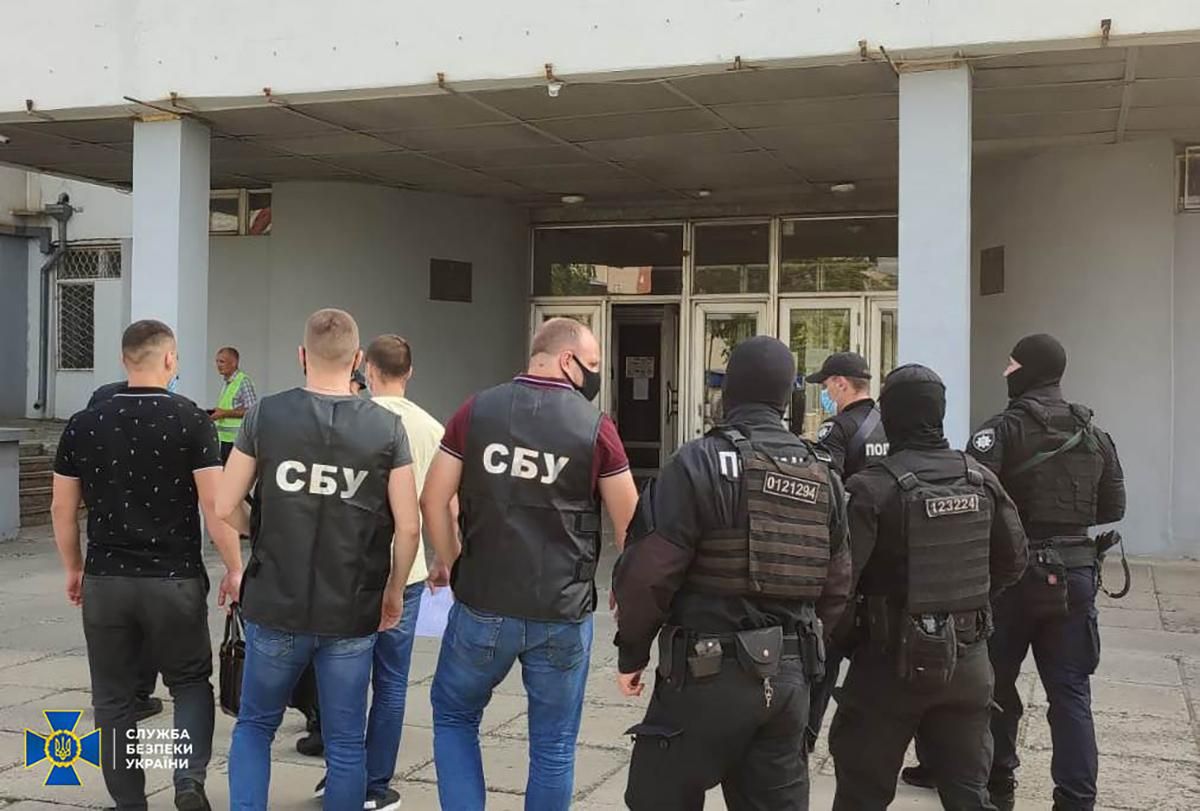 На Луганщине химическое предприятие сливало опасные отходы в Северский Донец На Луганщине химическое предприятие сливало опасные отходы в Северский Донец