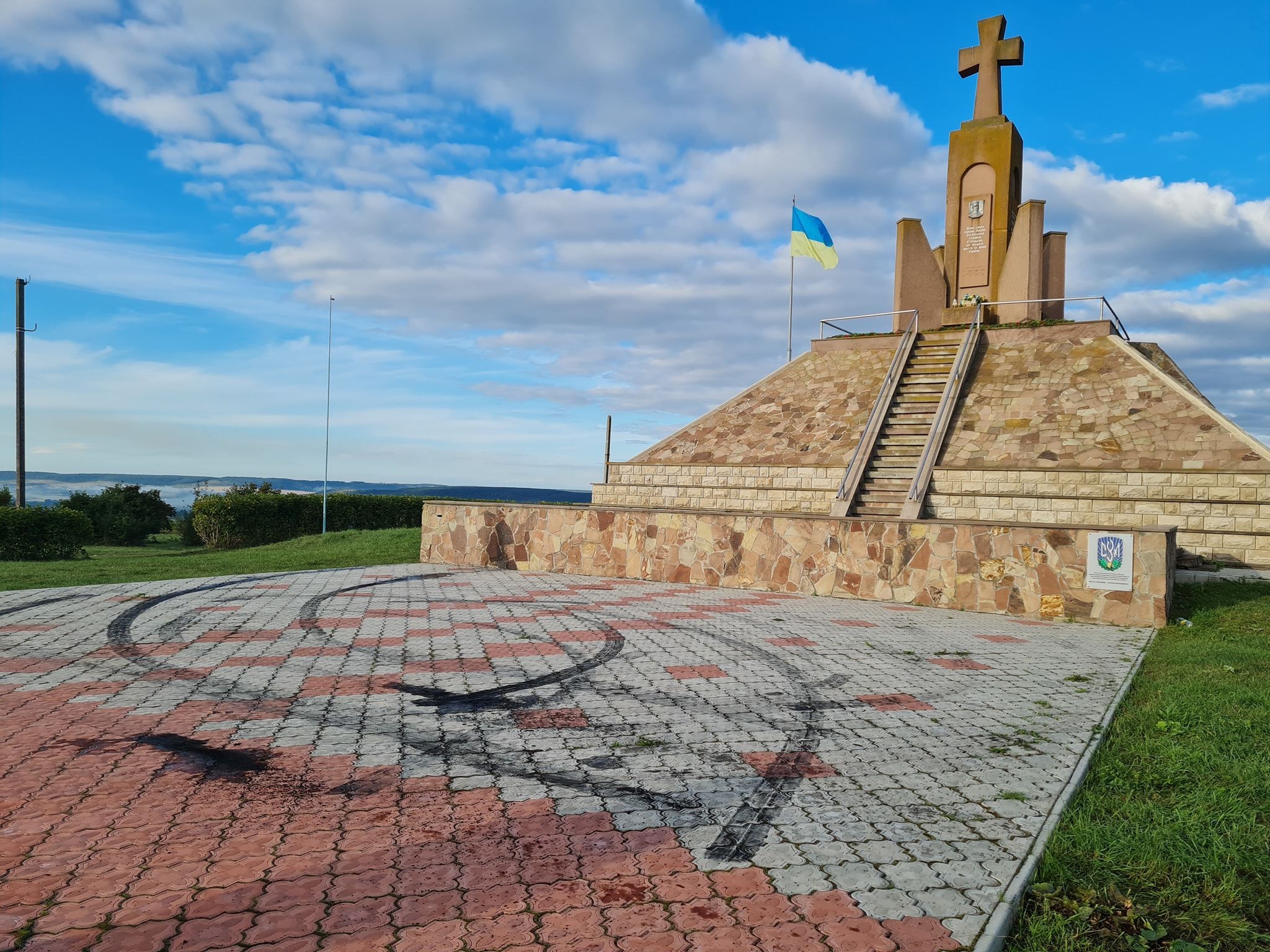 Дрифт на мемориале: в Тернопольской области водитель изувечил место легендарного боя