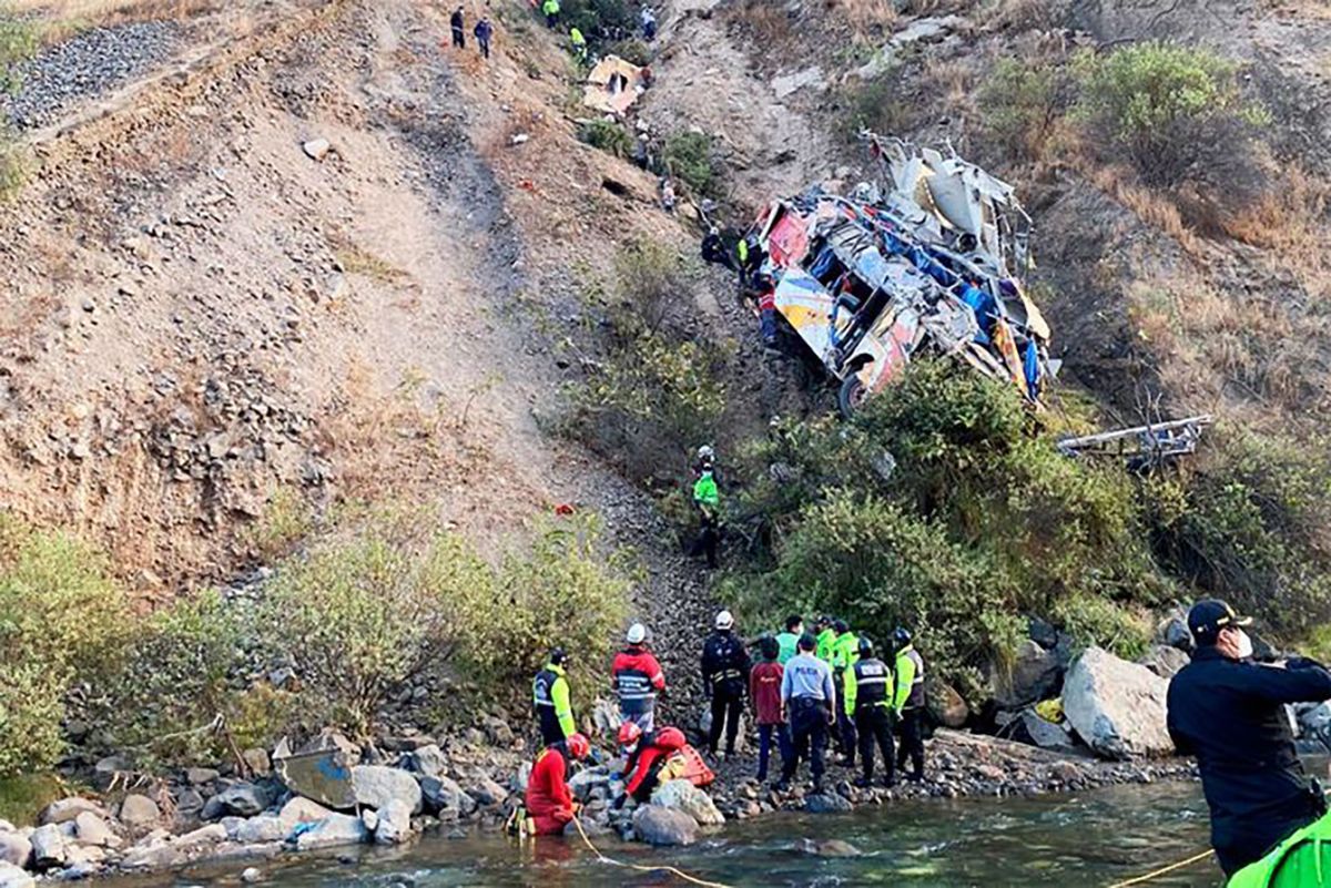 В Перу автобус упал в 200-метровую пропасть: погибли почти 20 человек, еще десятки пострадали