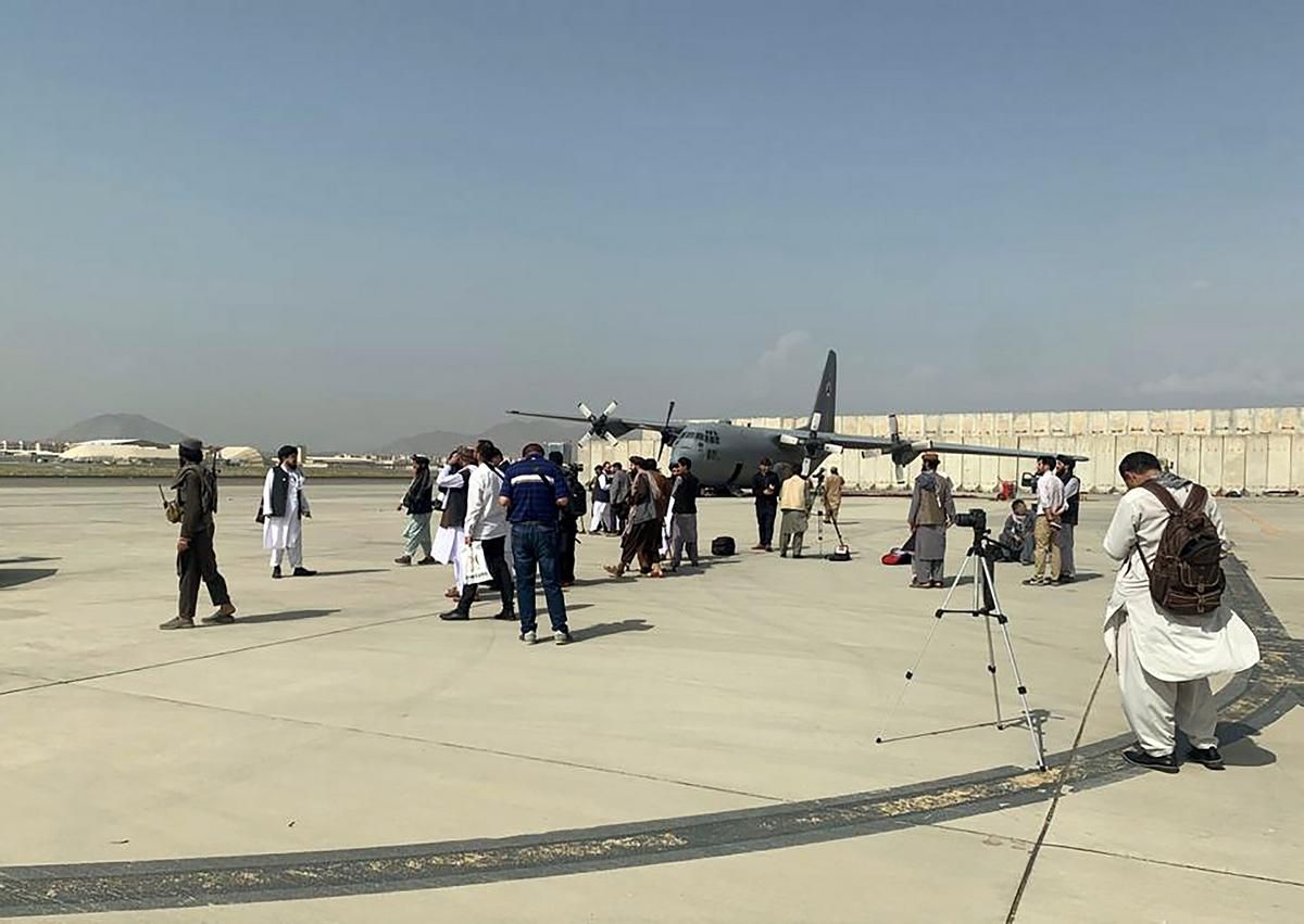 Талибы устроили парад и фотосессию в аэропорту Кабула после выхода войск США: красноречивые фото