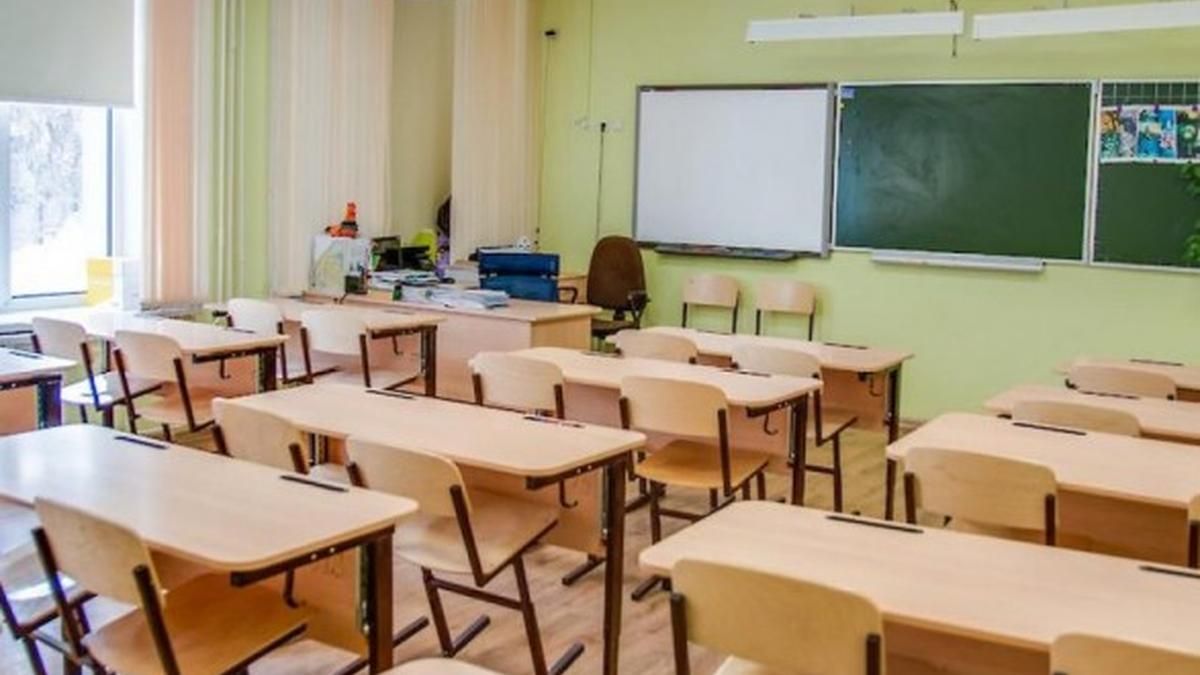 Будут учиться дистанционно: в киевской школе сорвало крышу и затопило помещение