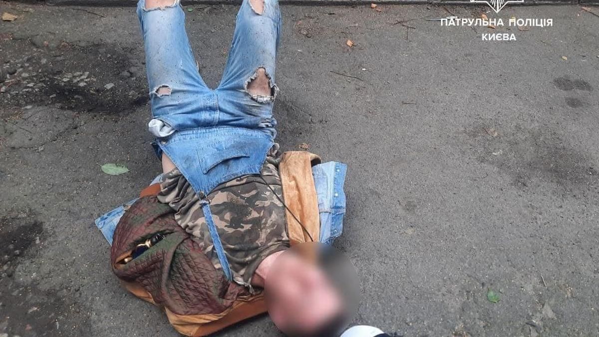 В Киеве мужчина ударил прохожего ножом ради телефона и куртки В Киеве мужчина ударил прохожего ножом ради телефона и куртки