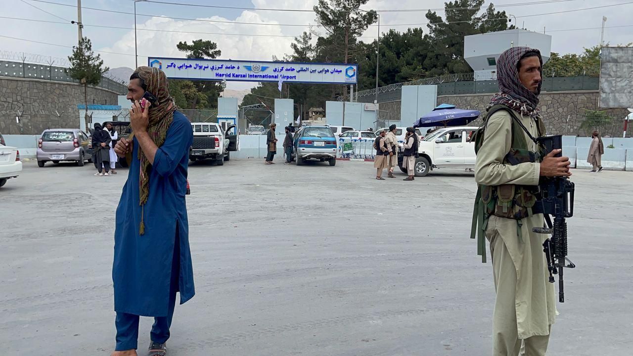 США заключили тайное соглашение с талибами, чтобы те сопровождали американцев в аэропорт