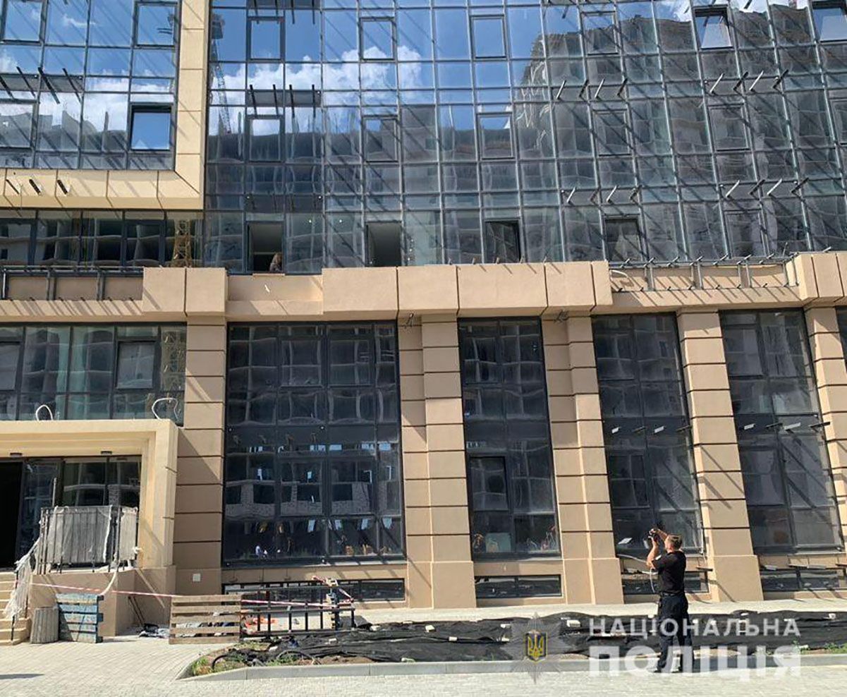 Устанавливали кондиционер: в Одесской области двое мужчин упали с третьего этажа и погибли Устанавливали кондиционер: в Одесской области двое мужчин упали с третьего этажа и погибли