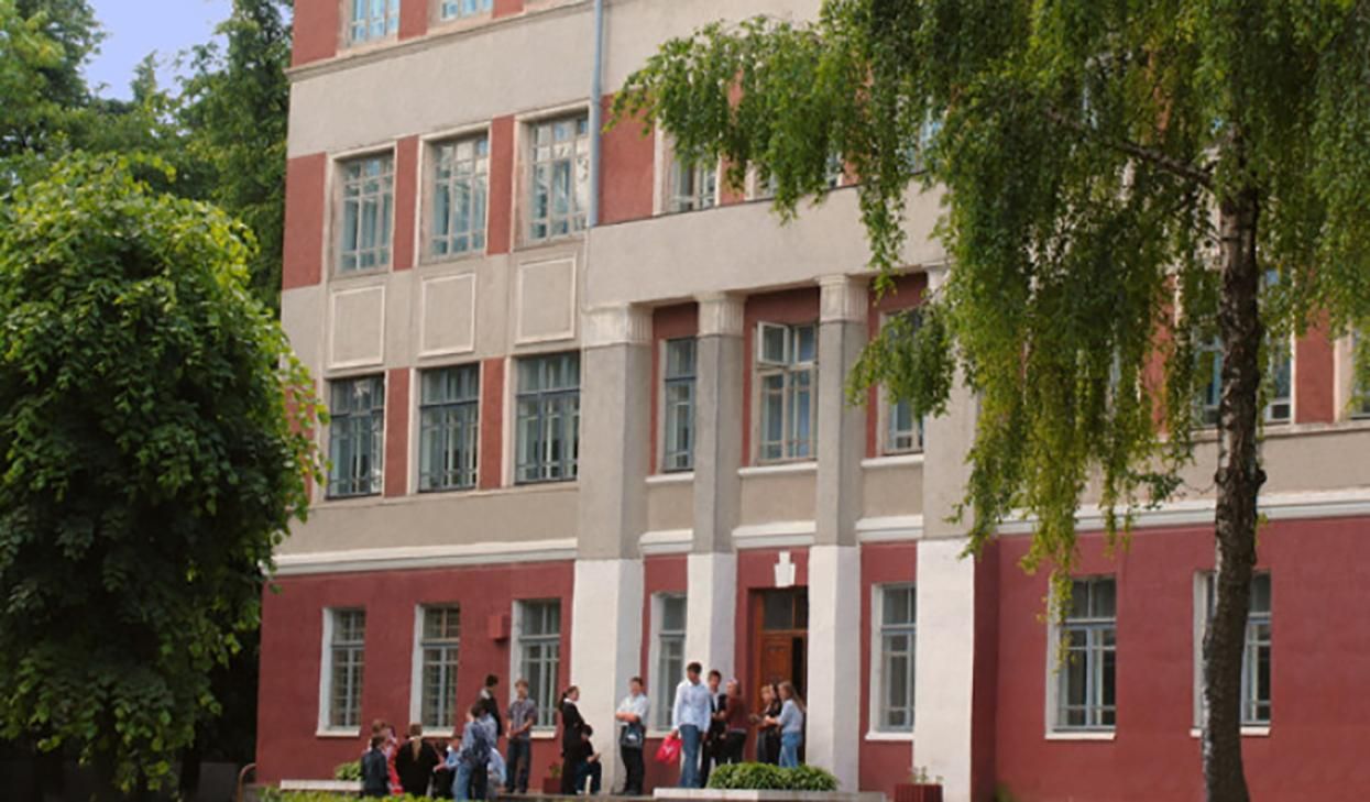 У Вінниці під час святкової лінійки помер дідусь - Новини Вінниці - Освіта У Вінниці під час святкової лінійки помер дідусь - Новини Вінниці - Освіта