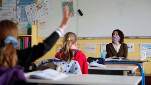 Заняття на вулиці та маски: МОЗ видало рекомендації щодо навчання у садочках, школах та вишах