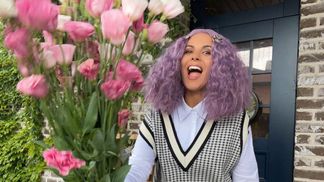 Настя Каменских поразила фанатов образом ученицы с фиолетовыми волосами: яркие фото