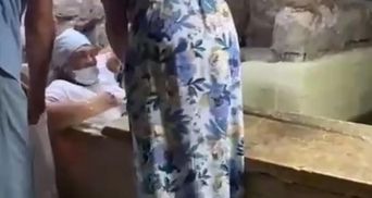На Кіпрі російська туристка залізла в саркофаг до праведного Лазаря й застрягла