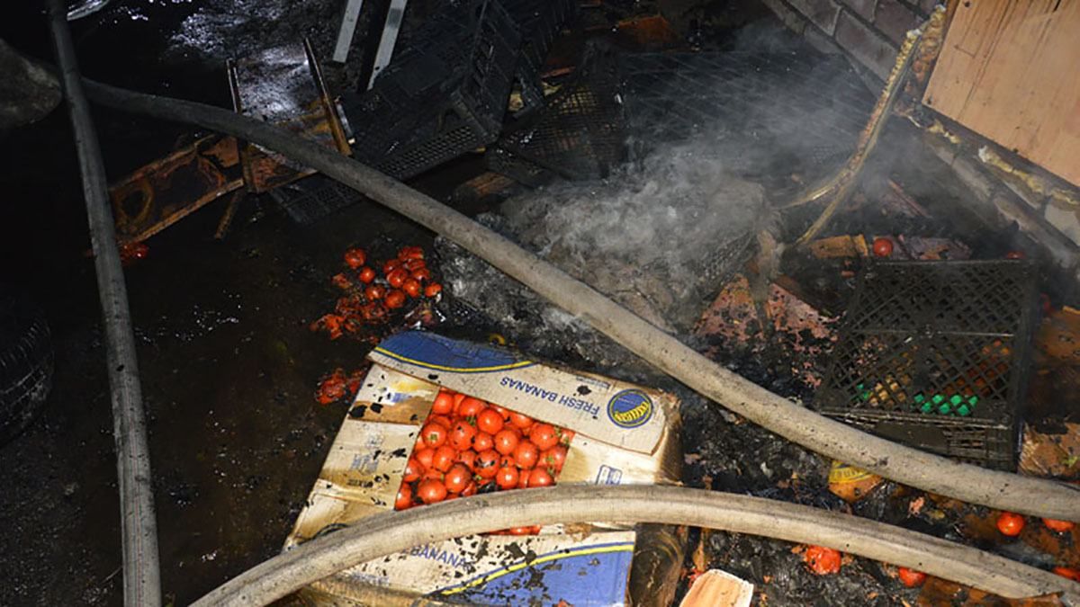 Вщент згорів павільйон овочів у Дніпрі: полум'я швидко поширювалось – відео та фото цієї пожежі - Україна новини - 24 Канал
