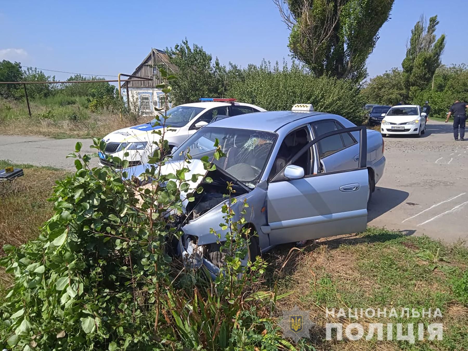 "Покатал" на капоте: в Запорожской области пьяный таксист сломал ноги полицейскому