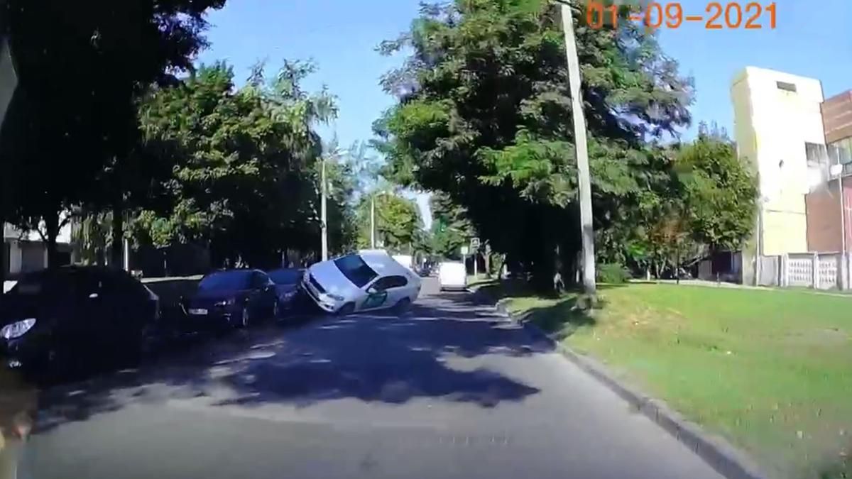 Такси Bolt подлетело и перекинулось: сняли жесткую аварию в центре Днепра