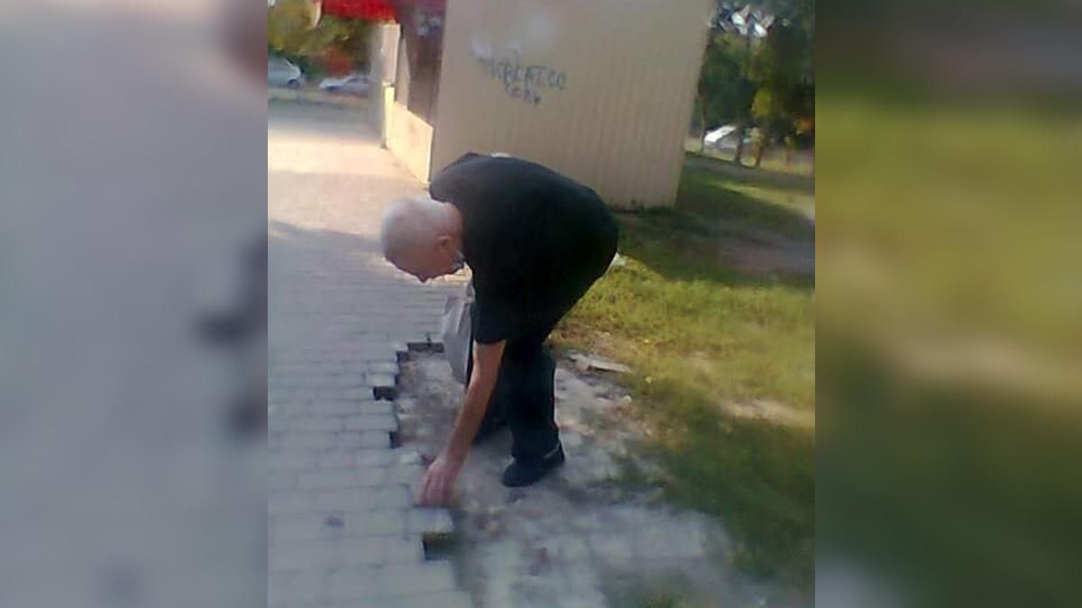 Постійно розбирає бруківку: дідусь із Дніпра зруйнував тротуар - Україна новини - 24 Канал