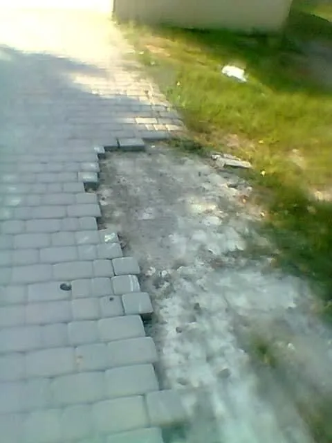 Дідусь руйнує бруківку в Дніпрі Дідусь руйнує бруківку в Дніпрі