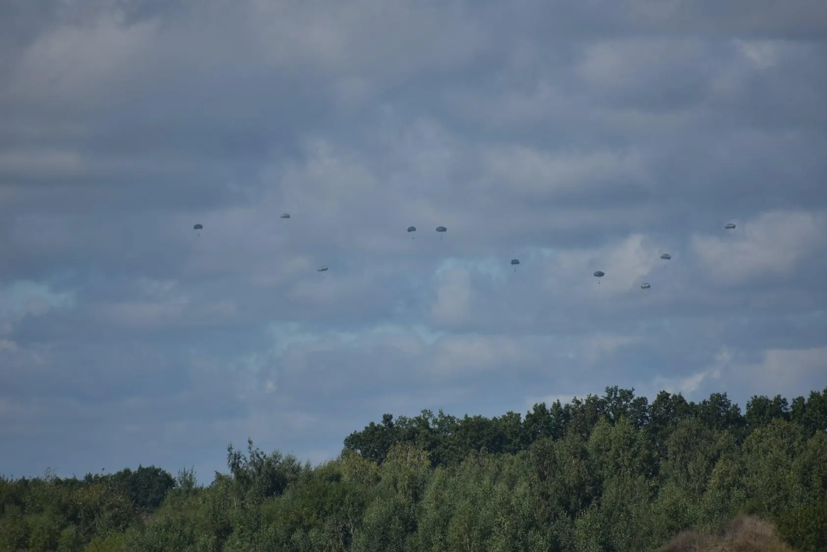 Українські десантники випробували американські парашутні системи